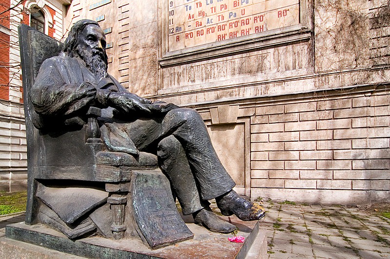 monument-to-dmitriy-mendeleev-in-st-petersburg.jpg